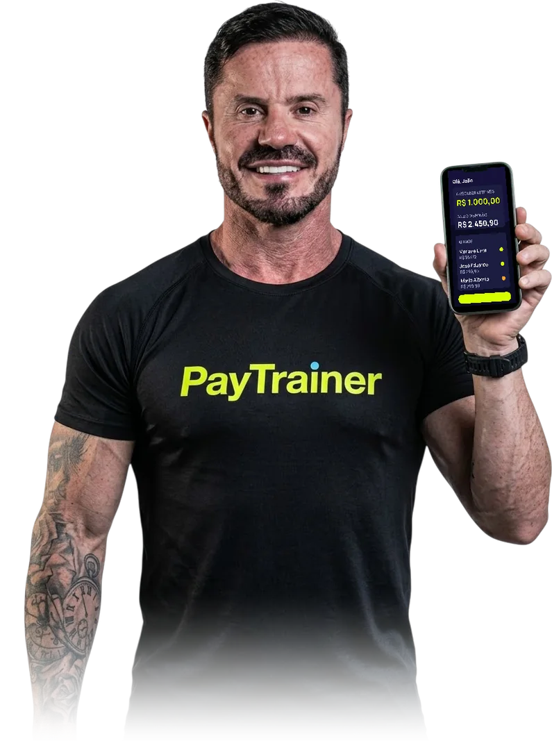 Renato Cariani, fundador do PayTrainer, segurando o celular com o app aberto, mostrando o valor a receber no mês e a lista de alunos.